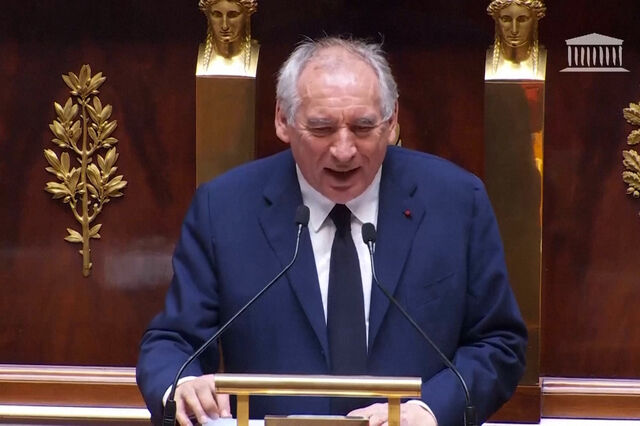 França com quatro chefes de Governo em menos de um ano