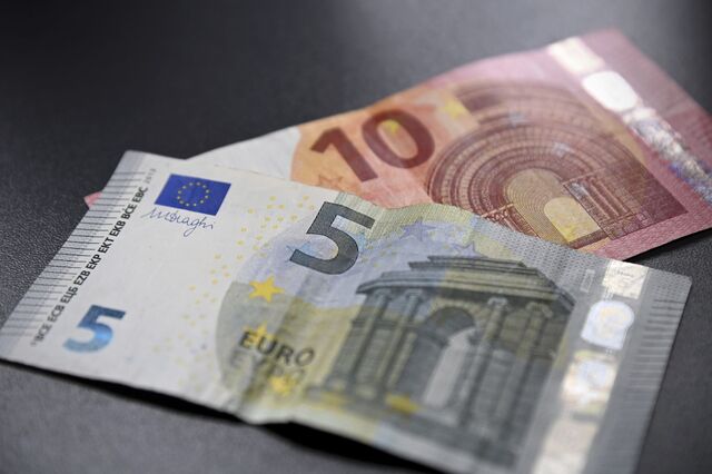 Mercado cambial à espera de pistas da Fed. Negociação de ouro, prata e platina em recuperação