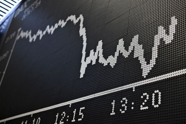 Bolsas europeias recuam de olho na reunião da Fed. Ouro renova recorde e aproxima-se dos 3.700 dólares