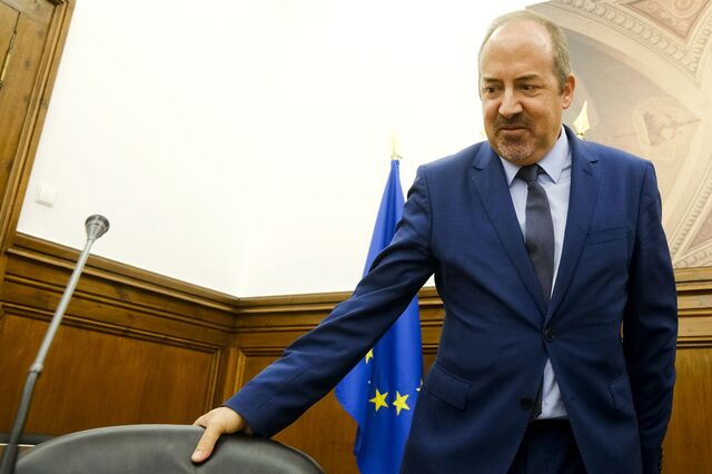 Álvaro garante independência e já pede contenção orçamental