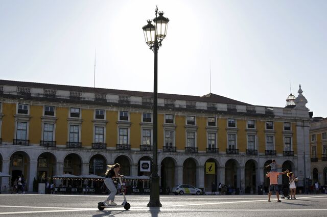 Publicada portaria que sobe em 6,1% salários de 107 mil administrativos