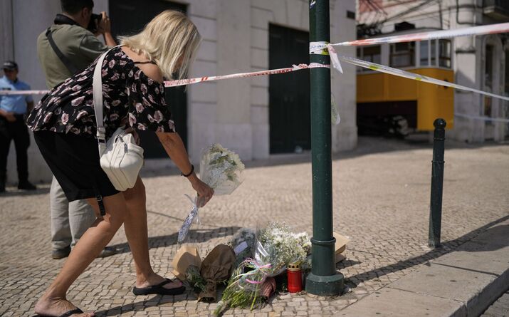 Homenagens às vítimas do acidente no elevador da Glória, em Lisboa