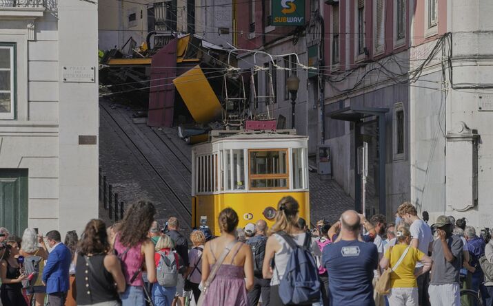Descarrilamento do Elevador da Glória, em Lisboa, faz 17 vítimas, incluindo funcionários da Santa Casa