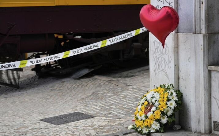 São várias as homenagens às vítimas do acidente do Elevador da Glória, em Lisboa