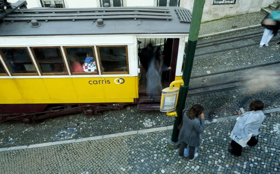Avaria no Elevador da Glória, em Lisboa, causa vítimas; bombeiros no local