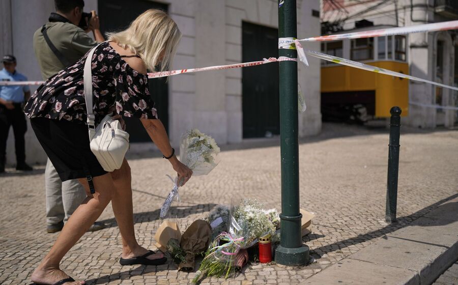 Homenagens às vítimas do acidente no elevador da Glória, em Lisboa