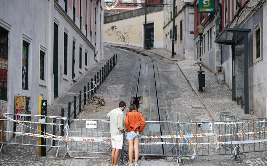 Após acidente, destroços do Elevador da Glória foram removidos em Lisboa