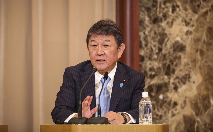 Toshimitsu Motegi concorre à liderança do partido no poder no Japão