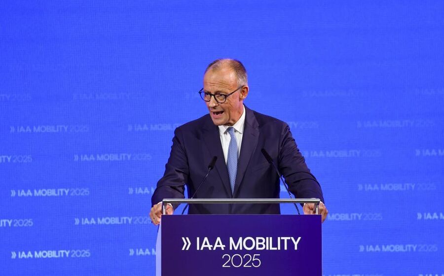 Merz defende flexibilidade na transição elétrica na IAA Mobility 2025