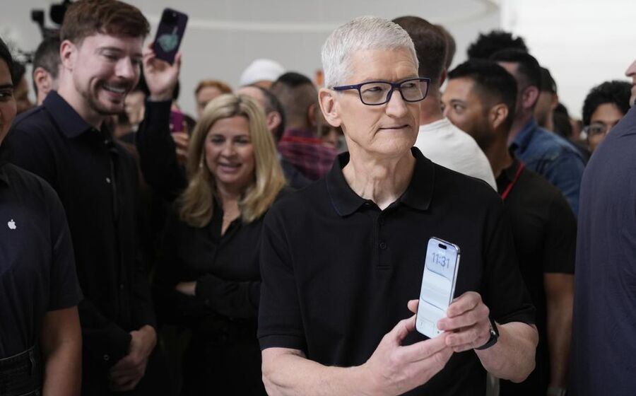 Tim Cook apresenta o iPhone 17, com melhorias na bateria e câmaras
