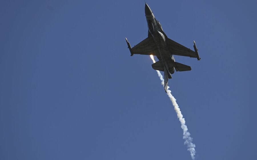 Um caça polaco numa demonstração aérea em 2023