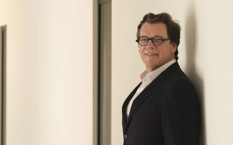 Retrato de homem de óculos, fato e camisa branca