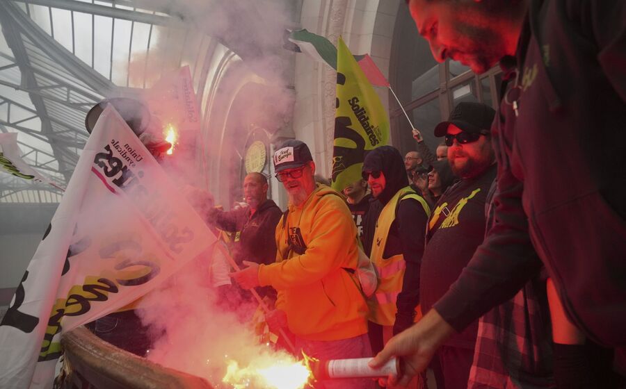 França tem sido palco de muitos protestos contra plano de austeridade.