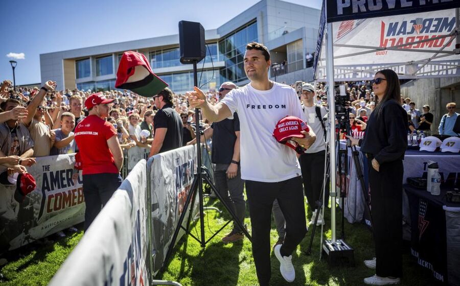 Charlie Kirk, ativista conservador, no evento universitário antes de ser atingido a tiro