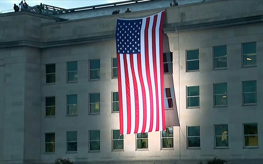  Bandeira gigante colocada na fachada do Pentágono para assinalar os 24 anos do 11 de Setembro 