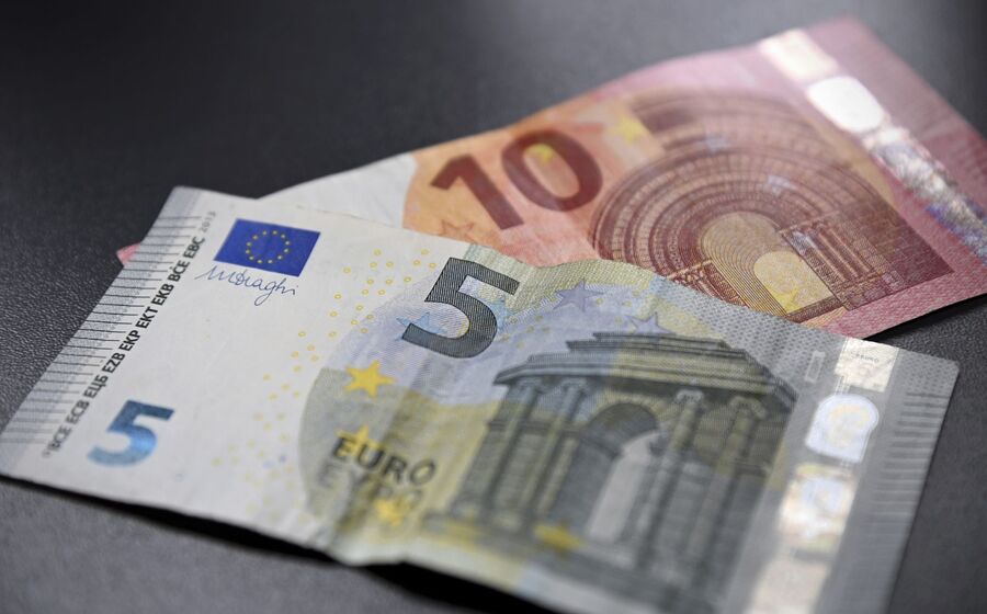 Mercado cambial à espera de pistas da Fed. Negociação de ouro, prata e platina em recuperação