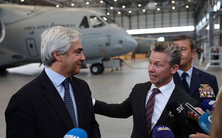 O ministro da Defesa Nacional, Nuno Melo, acompanhado do seu homólogo da Suécia, Pål Jonson, durante uma visita à oficina de manutenção da Esquadra 506 da Força Aérea, junto a um KC-390, na Base Aérea n.º 11, Beja,