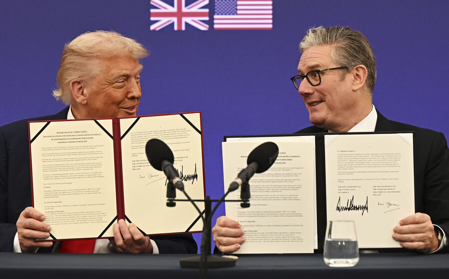 Trump e Starmer assinaram um acordo com 'vínculo inquebrável' entre os dois países.