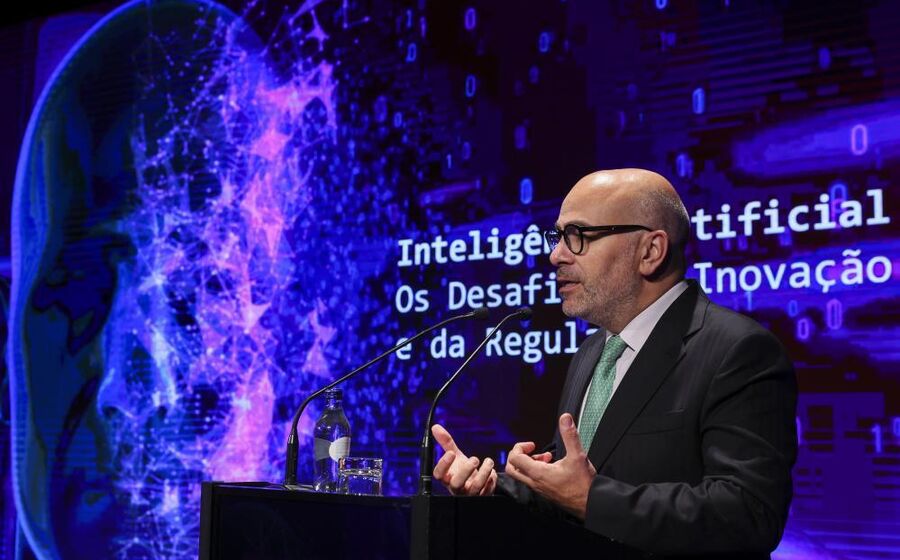 O ministro das Infraestruturas e Habitação Miguel Pinto Luz participa na na conferência 'Inteligência Artificial - Os Desafios da Inovação e da Regulação', organizada pela ANACOM