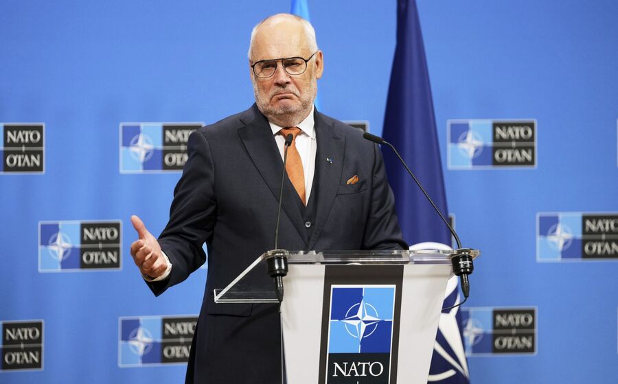Alar Karis, presidente da Estónia, numa reunião da NATO