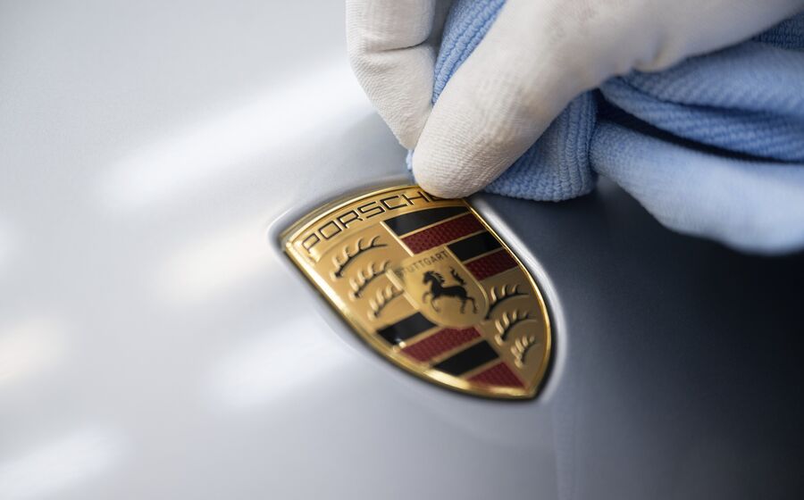 Porsche revê lucros devido à fraca procura por veículos elétricos