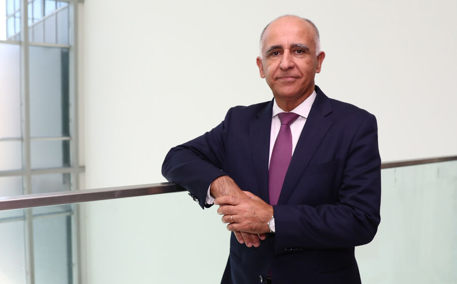 Retrato de um homem de fato e gravata