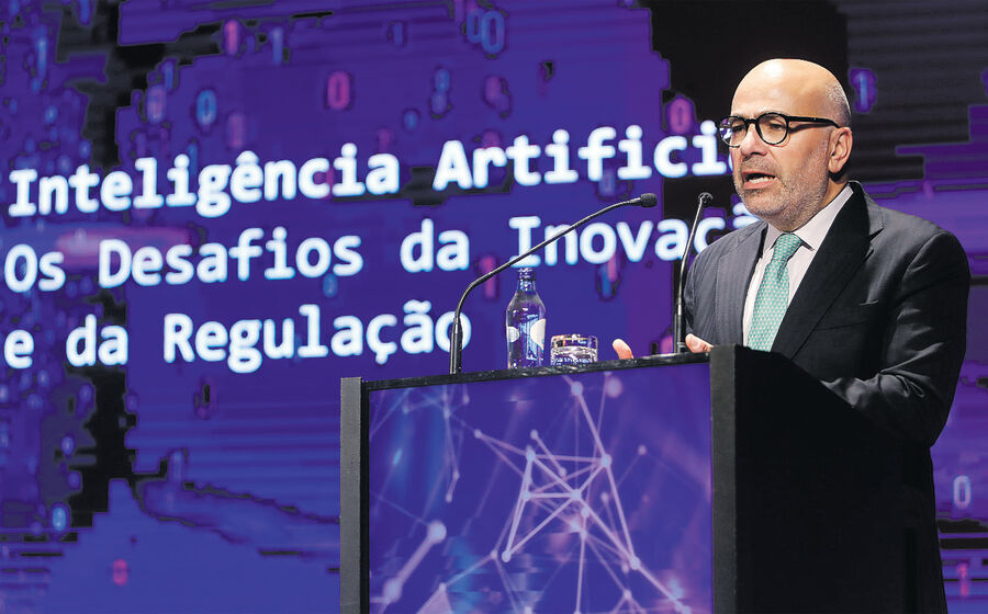 Miguel Pinto Luz defendeu que a regulação da inteligência artificial em Portugal deve assentar em regras de mercado saudáveis e previsíveis.