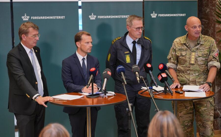 O ministro da Defesa, Troels Lund Poulsen, à esquerda, junto do ministro da Justiça, Peter Hummelgaard, e de representates da polícia e Forças Armadas 