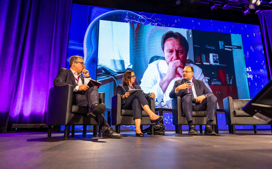 Debate sobre inteligência artificial, inovação e regulação