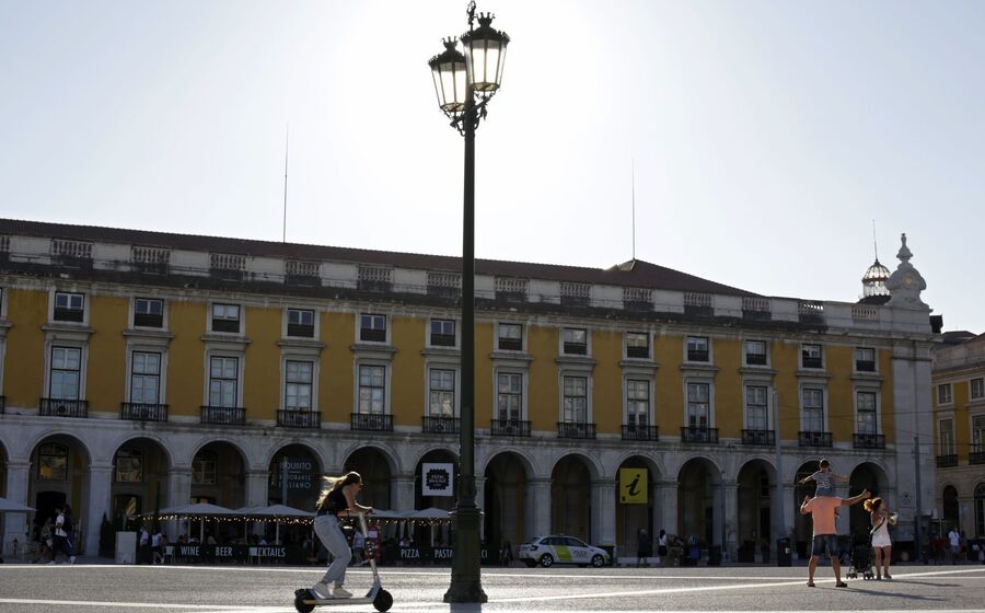 Publicada portaria que sobe em 6,1% salários de 107 mil administrativos