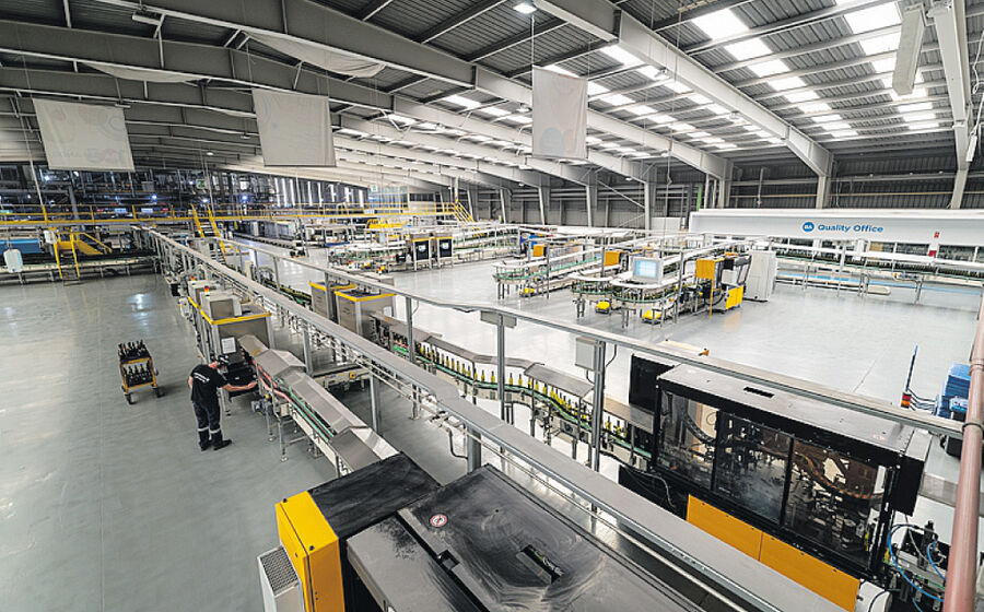 Linha automatizada de produção de embalagens de vidro numa unidade industrial da BA Glass.