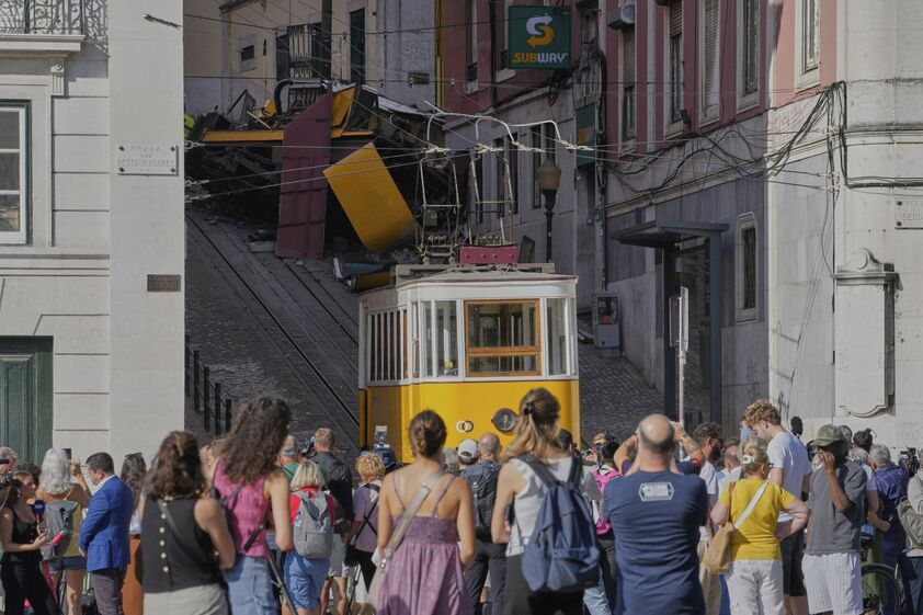 Descarrilamento do Elevador da Glória, em Lisboa, faz 17 vítimas, incluindo funcionários da Santa Casa