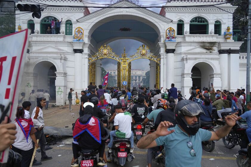 Protestos no Nepal com manifestantes junto ao Parlamento