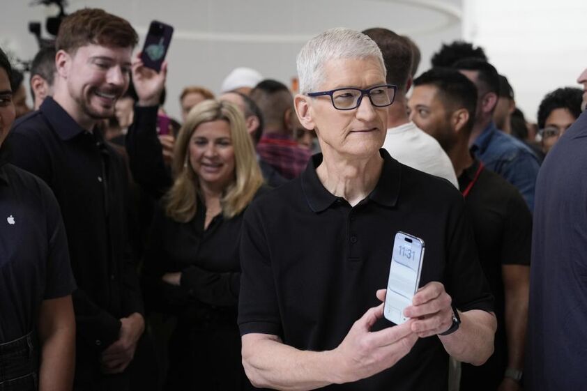 Tim Cook apresenta o iPhone 17, com melhorias na bateria e câmaras