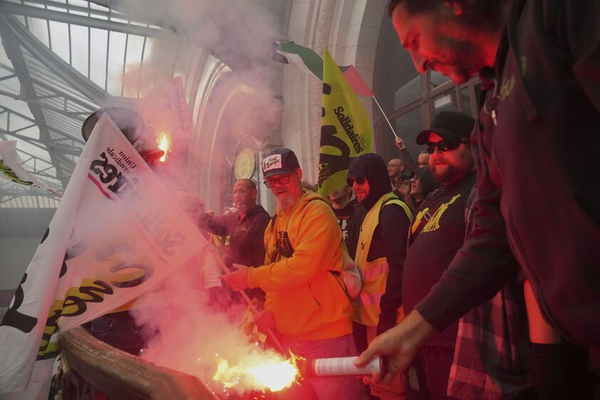 “Bloquons tout”: Franceses tentam paralisar ruas, transportes e cartões contra a austeridade