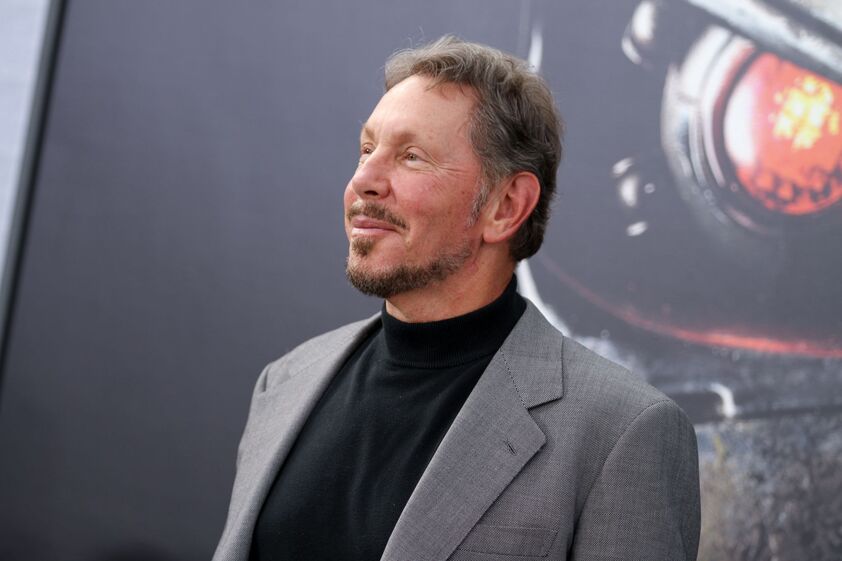 Larry Ellison sorri num evento