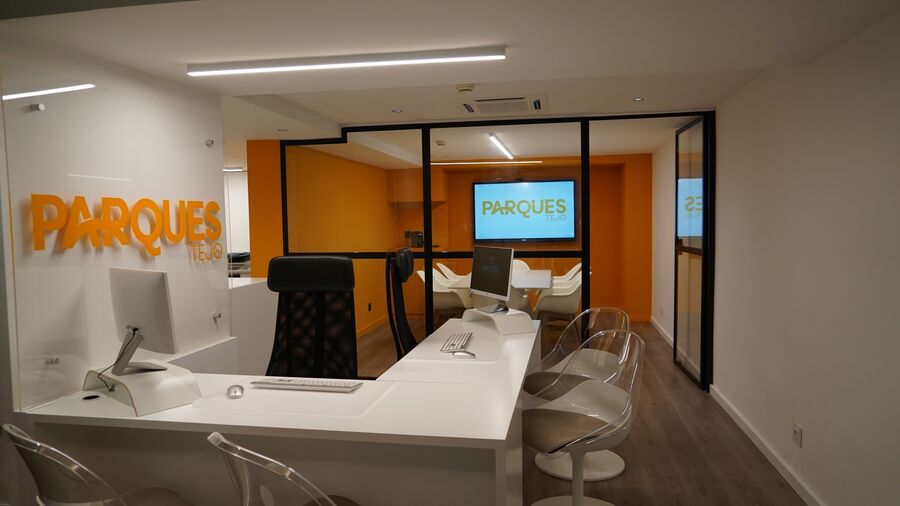 Escritório moderno com o logotipo da empresa Parques Tejo