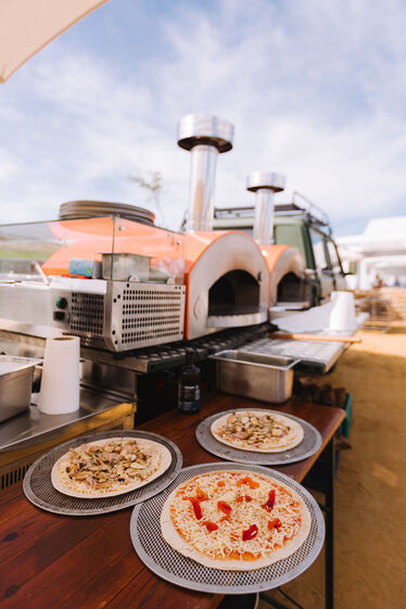 Pizzas prontas para o forno na Festa das Vindimas no Vale da Pinta