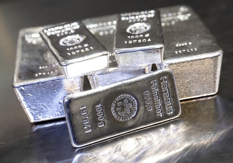 Preço da prata atinge valores altos face a preocupações no petróleo