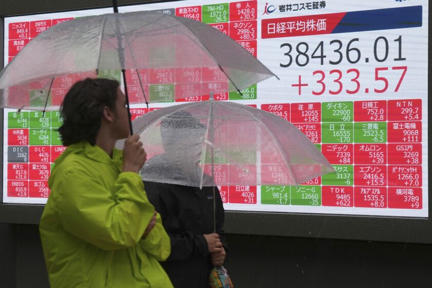 Bolsa de Tóquio regista ganhos apesar da chuva e incertezas