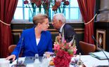 A primeira-ministra dinamarquesa, Mette Frederiksen, à esquerda, e o presidente do Conselho Europeu, António Costa, à direita