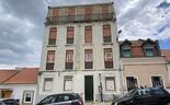 Prédio, com quatro pisos, na Rua Cruz de Santa Apolónia tem o valor base mais elevado. 