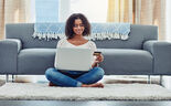 Dicas para crédito pessoal: mulher faz pagamentos online com computador e cartão