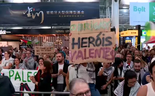 Centenas de pessoas recebem os ativistas portugueses da flotilha no Aeroporto de Lisboa.