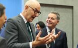 Paschal Donohoe, presidente do Eurogrupo, com o ministro das Finanças francês, Roland Lescure