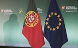 Bandeiras de Portugal e da União Europeia representam o XXV Governo Constitucional
