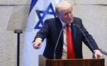Trump discursa com a bandeira de Israel ao fundo.