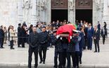 Urna à saida das cerimónias fúnebres de Francisco Pinto Balsemão