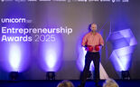 Felipe Ávila da Costa subiu ao palco, após o 'pitch', para receber as luvas de empreendedor.