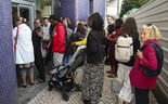 Pessoas aguardam à porta do IHRU em Lisboa por apoios à renda